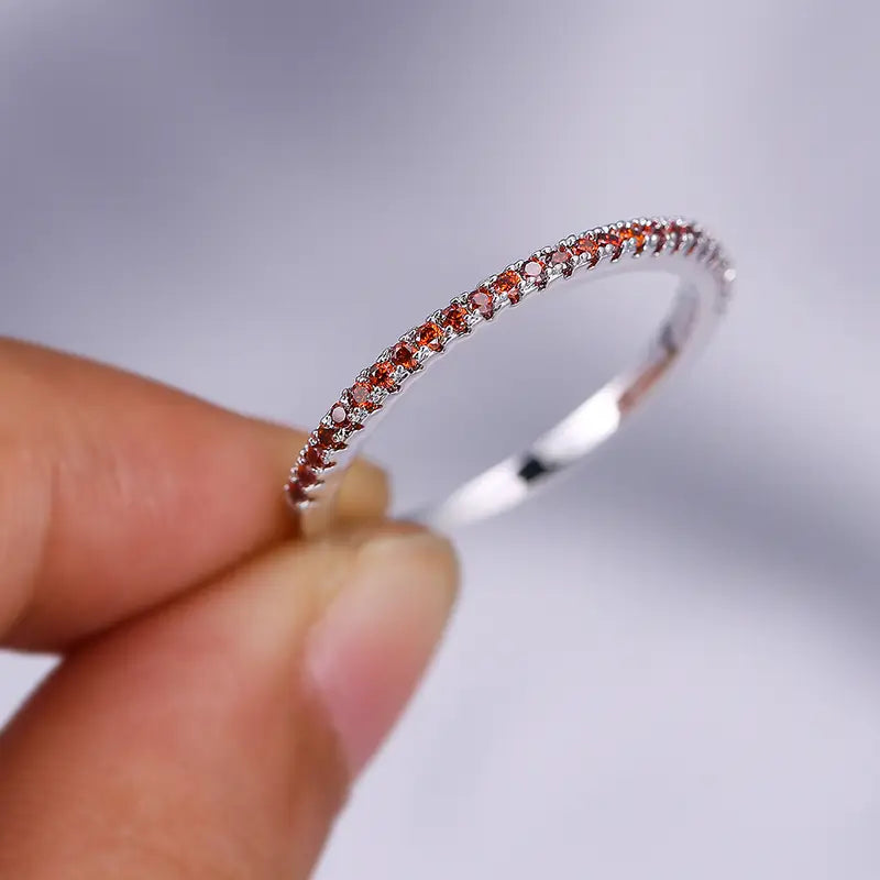 Eleganten Ruby Prstan iz Bele Zlata