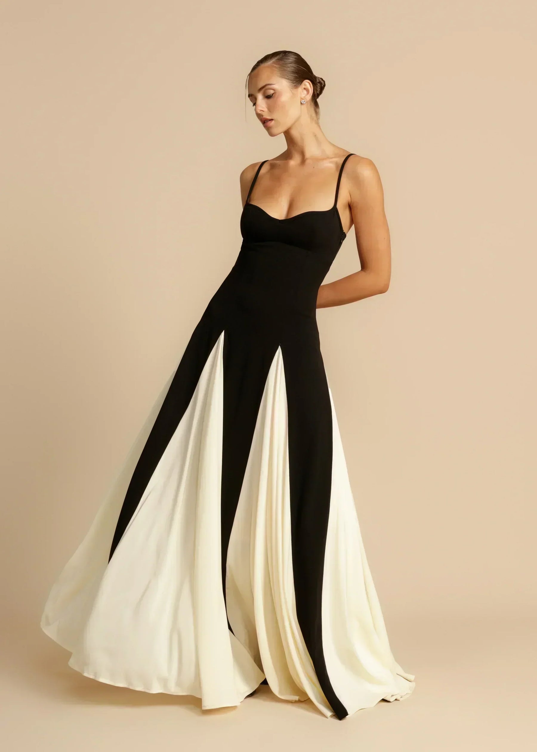 Oshrit™ | Elegantna Maxi Obleka z Kontrastnimi Volani