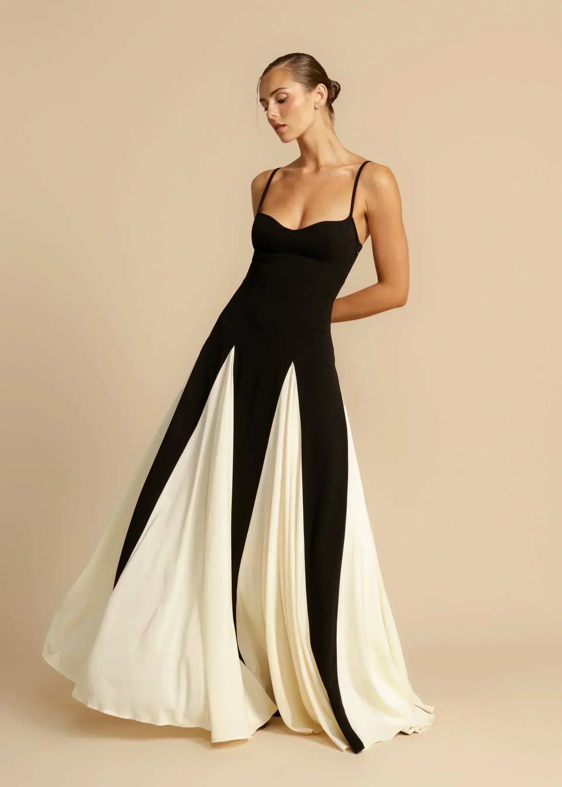 Oshrit™ | Elegantna Maxi Obleka z Kontrastnimi Volani