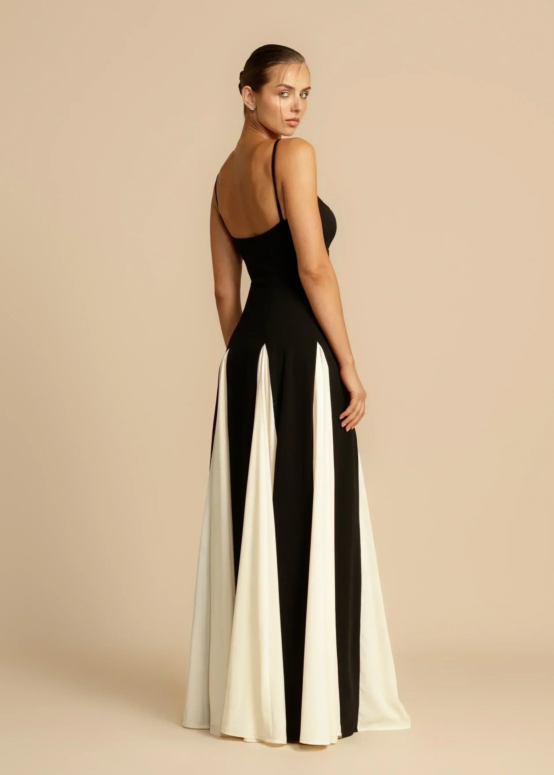 Oshrit™ | Elegantna Maxi Obleka z Kontrastnimi Volani