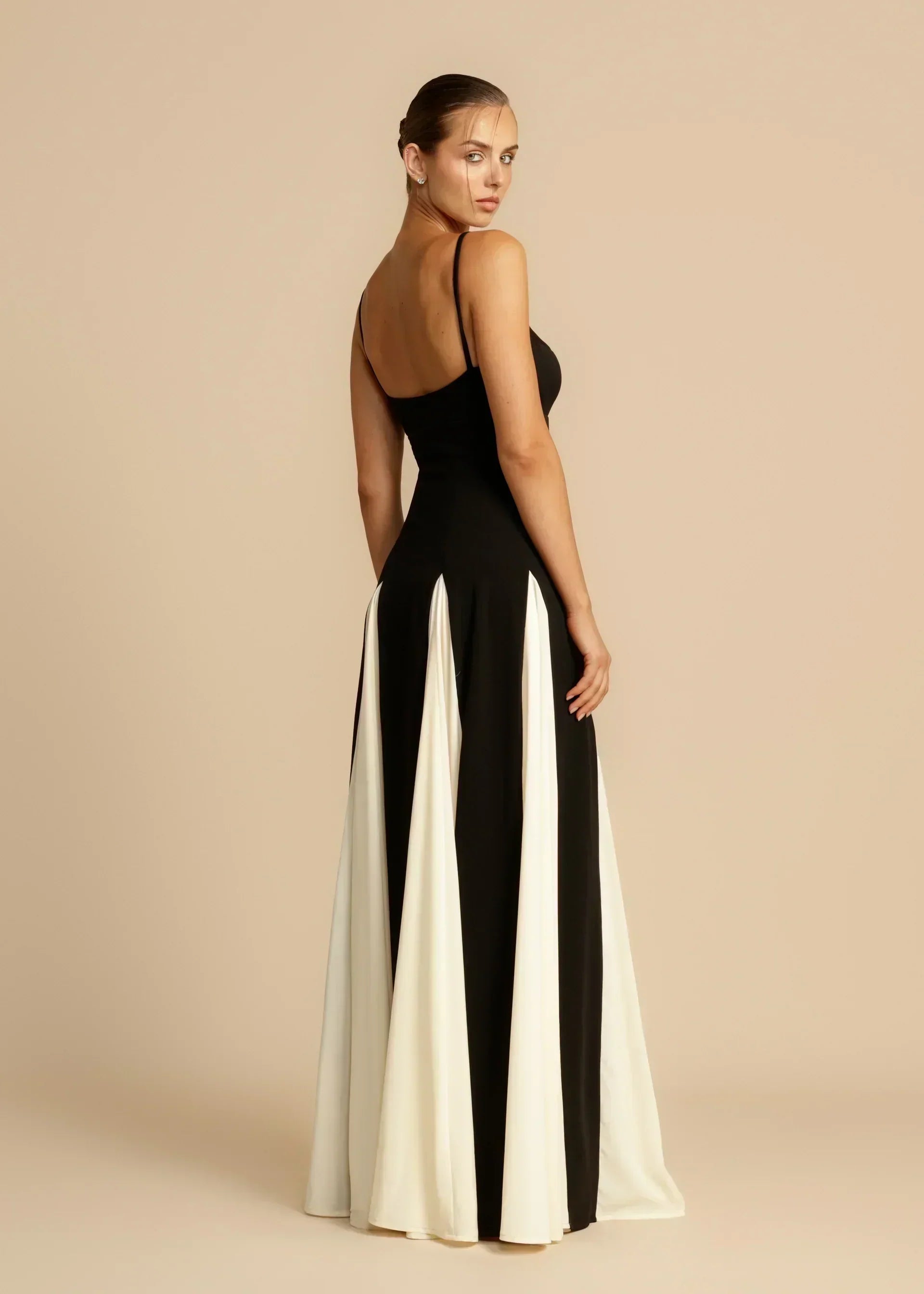 Oshrit™ | Elegantna Maxi Obleka z Kontrastnimi Volani