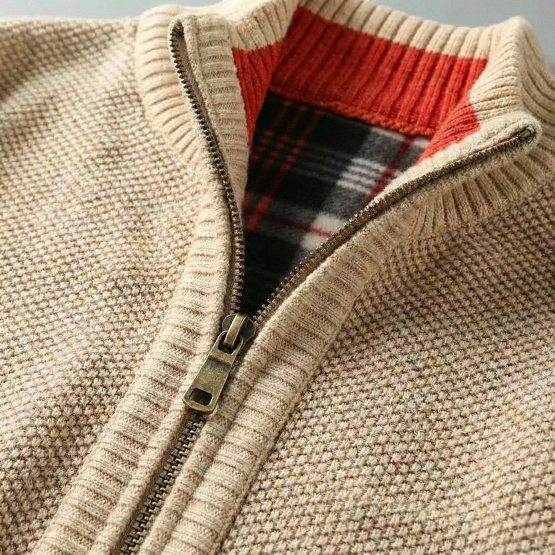 KARDIGAN Z ZADRGO HENLEY | REFINIRANA TOPLOTA S ČISTIM DOTIKOM