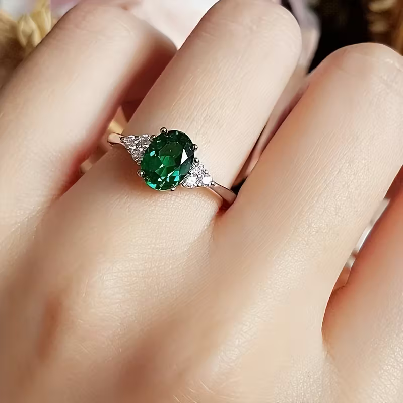Elegantni smaragdni cirkonijski obroč obljube