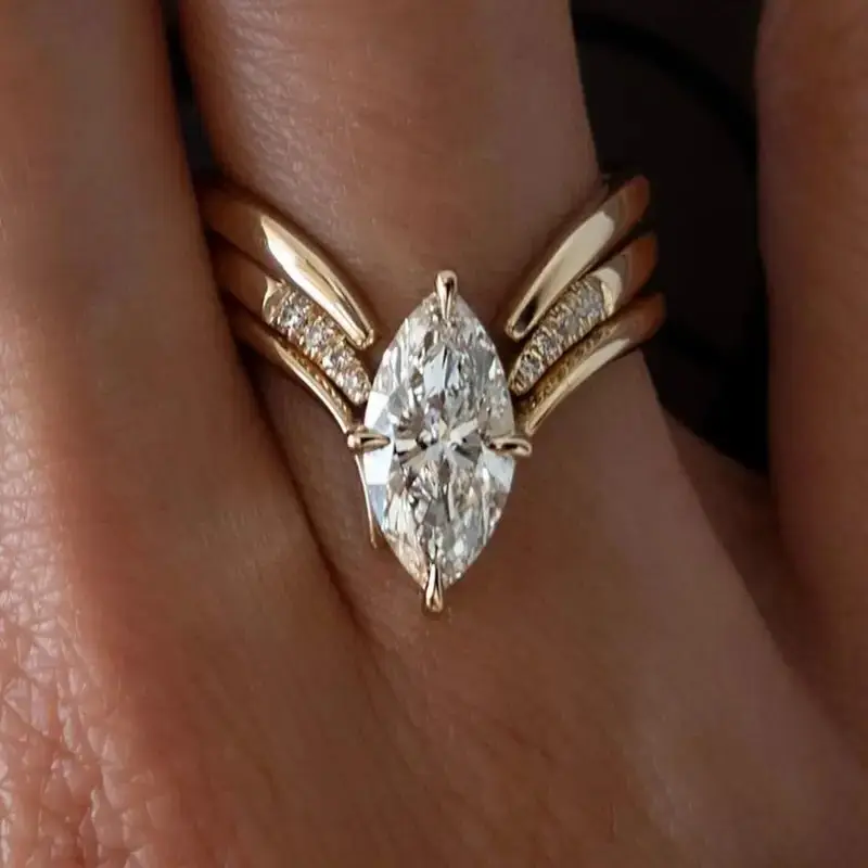 Eleganten Zlati Obroč s Kapljico