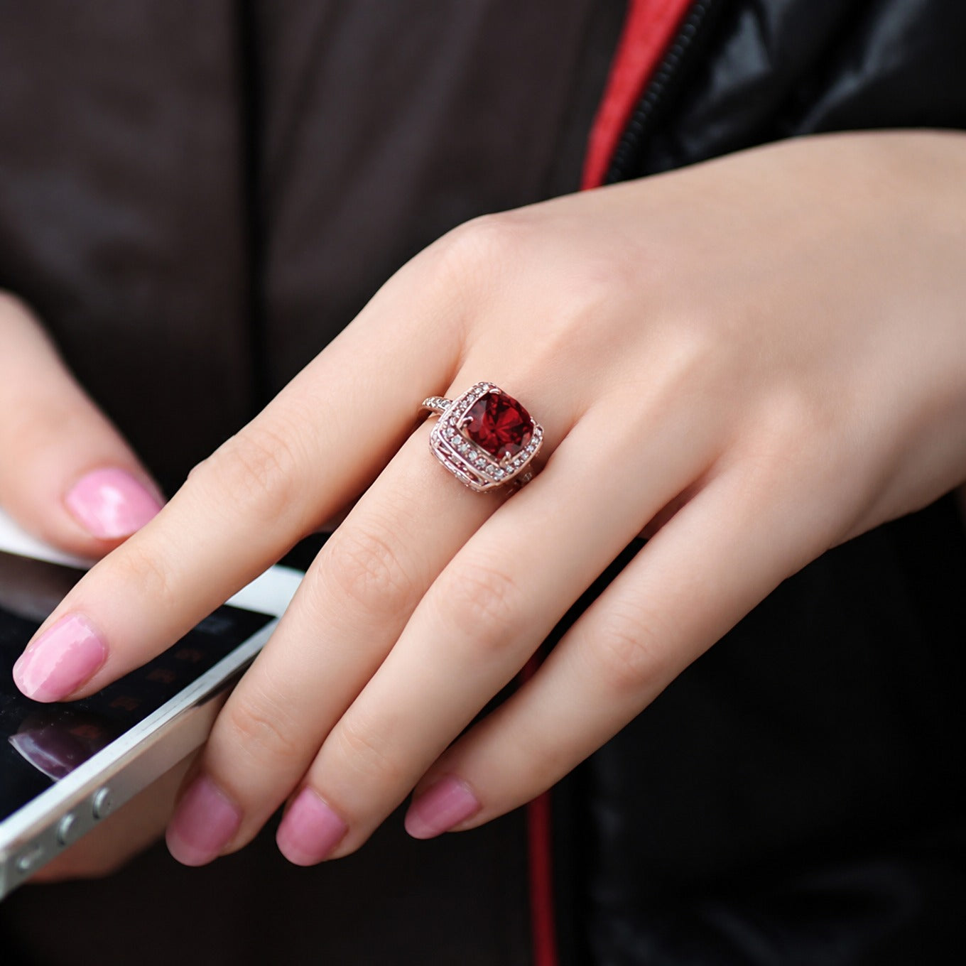 Sofisticiran Ruby Halo Zlati Prstan